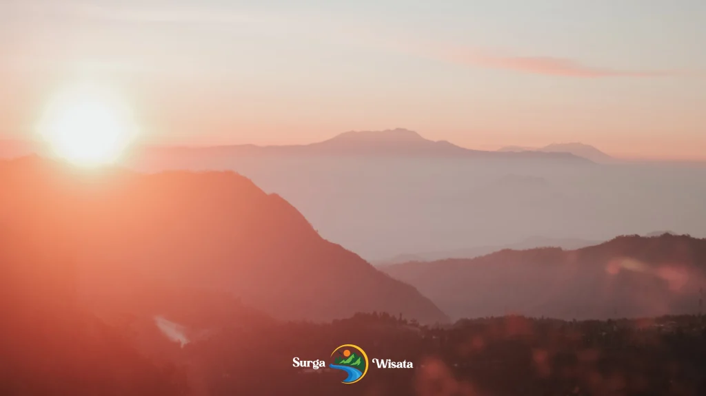 Sunrise Bromo yang terlihat dari area Camping Bromo